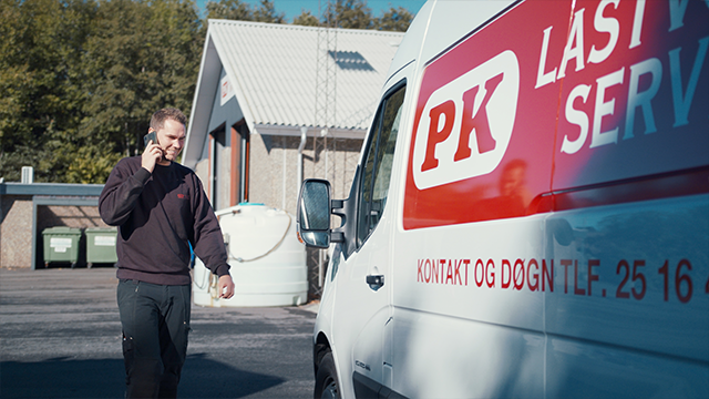 PK Lastvognsservice medarbejder der snakker i telefon